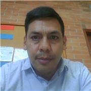 Profesor de español imparte clases a adultos extranjeros, interesados en aprender el idioma